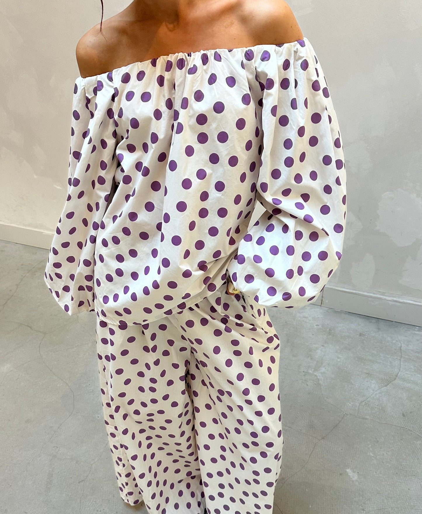 Violet polka dot - Curated by UME