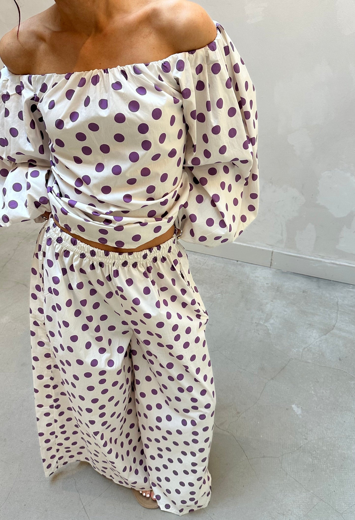 Violet polka dot - Curated by UME
