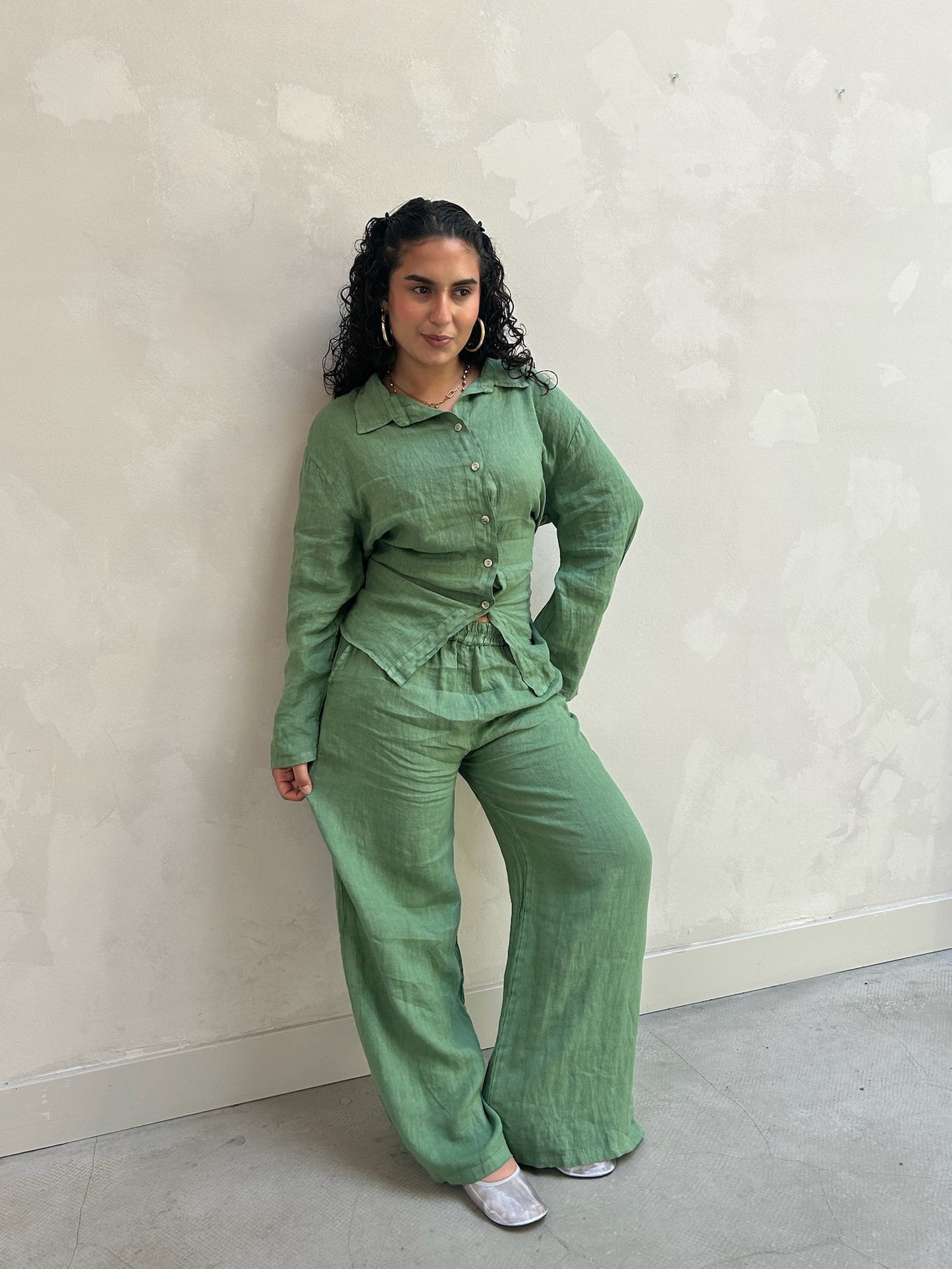 Green linen pants - Curated by UME