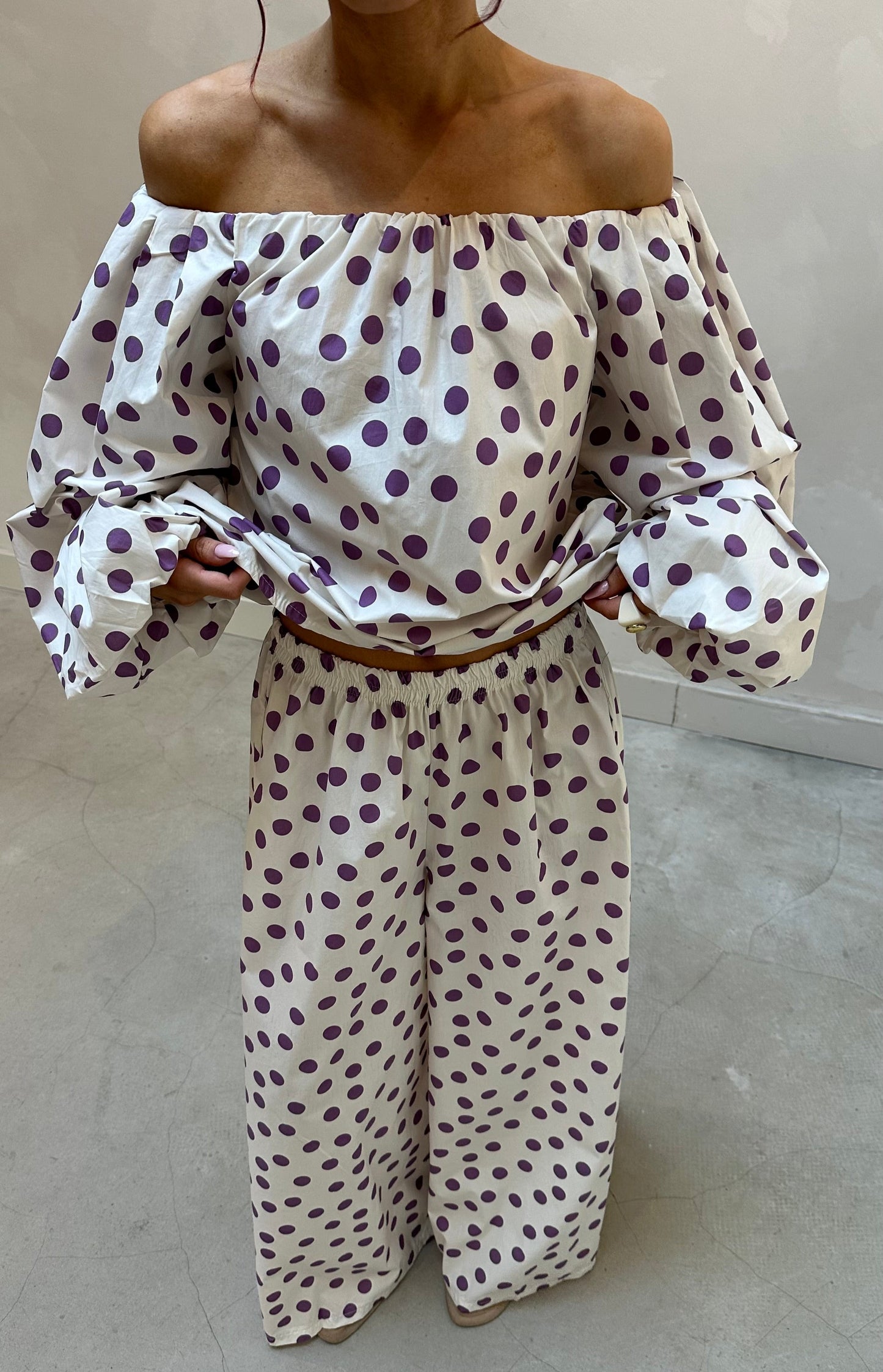Violet polka dot - Curated by UME