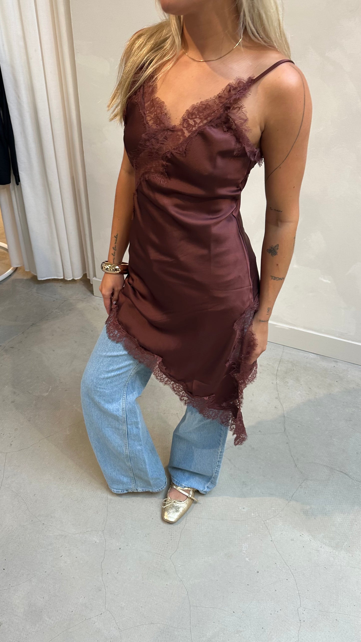 Lace brown dress - Curated by ume